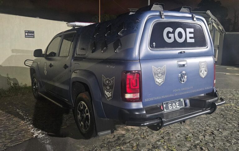 Condutor embriagado tenta fugir da GCM em Ponta Grossa. Após perseguição e teste do bafômetro, foi preso com drogas, dinheiro e latas de cerveja no veículo.
