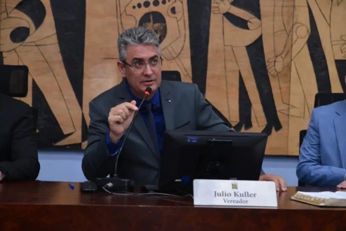 Projeto quer vetar músicas inapropriadas em ambientes públicos voltados a crianças e adolescentes. Proposta de Julio Küller proíbe letras com violência, drogas ou linguagem obscena em escolas e eventos.