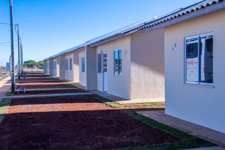 Câmara aprova doação de terrenos para construção de 50 casas populares no Jardim Ouro Verde. Projeto garante repasse de R$ 6,95 milhões do Governo Federal via Minha Casa Minha Vida Entidades.