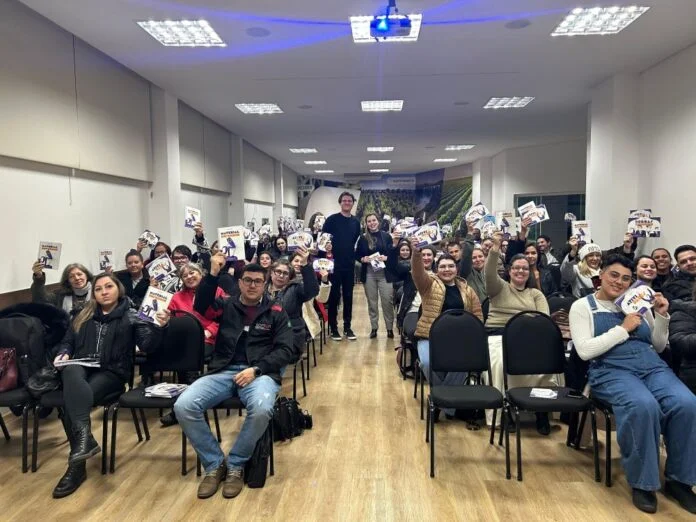 Curso gratuito em Ponta Grossa capacita empreendedores com aulas, consultoria e até R$ 1.500 em capital semente. Projeto MEGA começa em 14 de abril na ACIPG.