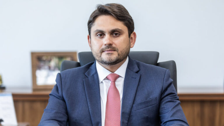 PGR denuncia ministro Juscelino Filho por desvio de emendas. Caso será analisado pelo STF e pode resultar em seu afastamento. Defesa nega as acusações.