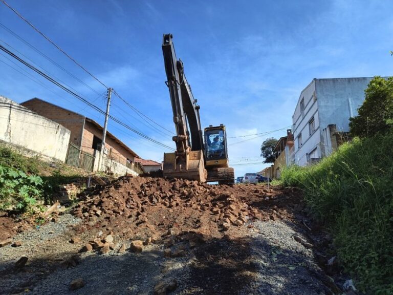 As obras de pavimentação nas vilas Elvira e 26 de Outubro começaram após um século de espera. Projeto histórico integra pacote de R$ 59,9 milhões do FINISA em Ponta Grossa.