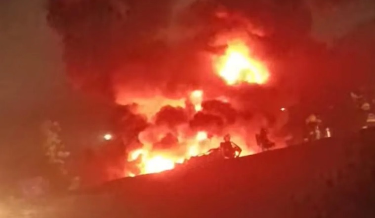 Incêndio em carreta bloqueia BR-101 em Garuva e provoca 10 km de congestionamento. Rodovia segue interditada e não há previsão de liberação.