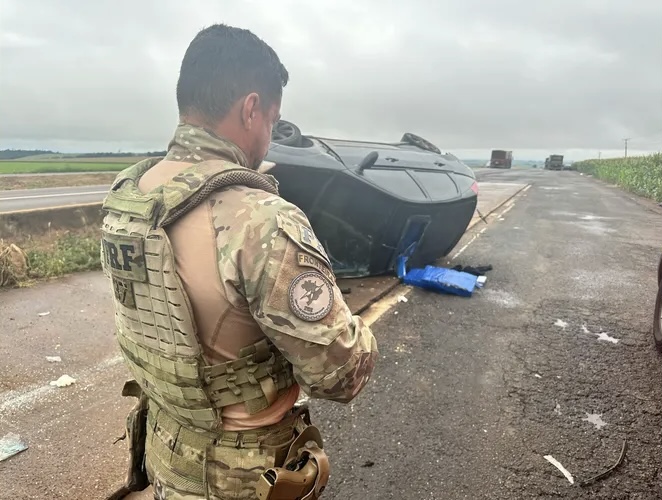700 kg de maconha são apreendidos em carro no Paraná. Motorista tentou fugir, capotou o veículo e foi preso após atendimento médico.