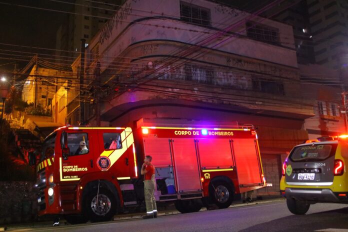 Corpo de Bombeiros controlou incêndio em prédio abandonado em Ponta Grossa. Local é frequentado por usuários de drogas e um homem foi encontrado dormindo no interior.