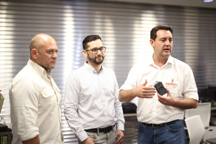 Governo do Paraná testa câmeras corporais com tradução simultânea, em projeto inédito na América Latina. Tecnologia será usada por policiais em Curitiba e Foz do Iguaçu.
