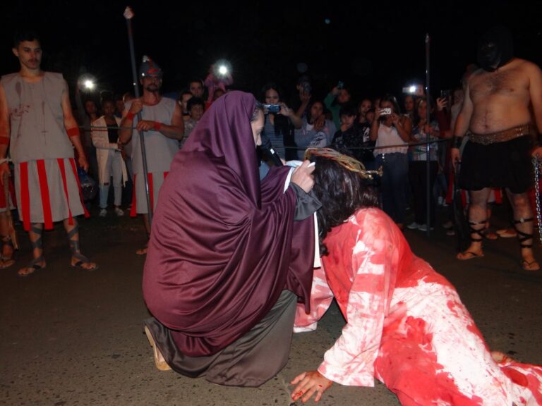 Ponta Grossa se prepara para a 45ª Encenação da Paixão de Cristo, marcada para 18 de abril. O evento contará com 80 atores, 5 mil pessoas e presença inédita da Cavalaria da Polícia Militar.