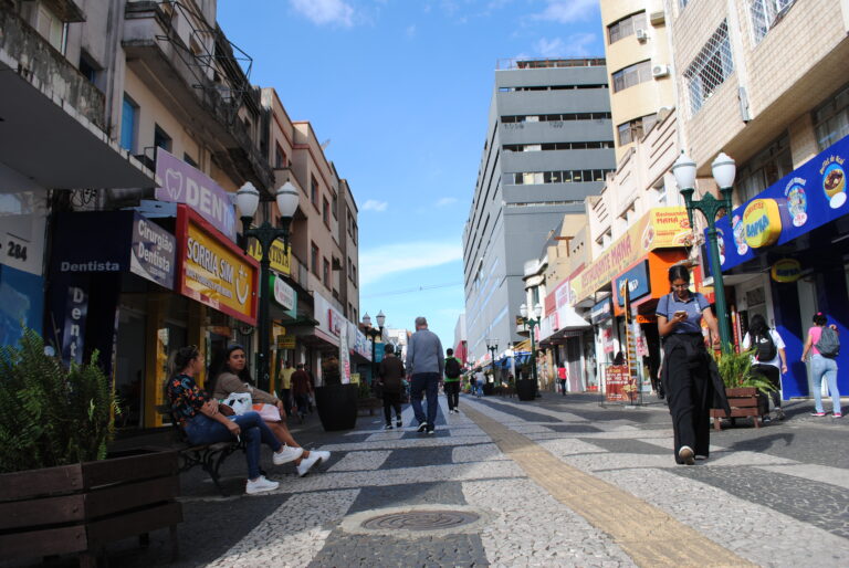 Atendendo aos pedidos de empreendedores, o comércio de rua em Ponta Grossa abrirá nos dias 13 de abril e 4 de maio. A medida busca amenizar impactos causados pelos feriados.