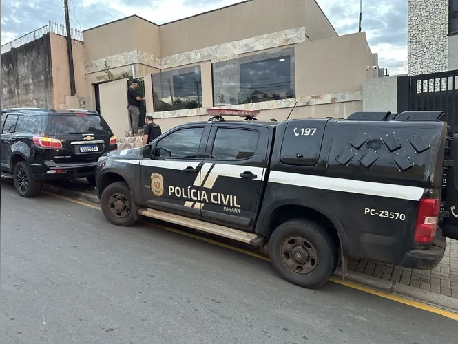 Casal proprietário de clínica de reabilitação em Ponta Grossa é preso por envolvimento em homicídio e desvio de R$ 143 mil da conta de ex-paciente, segundo investigação da Polícia Civil.