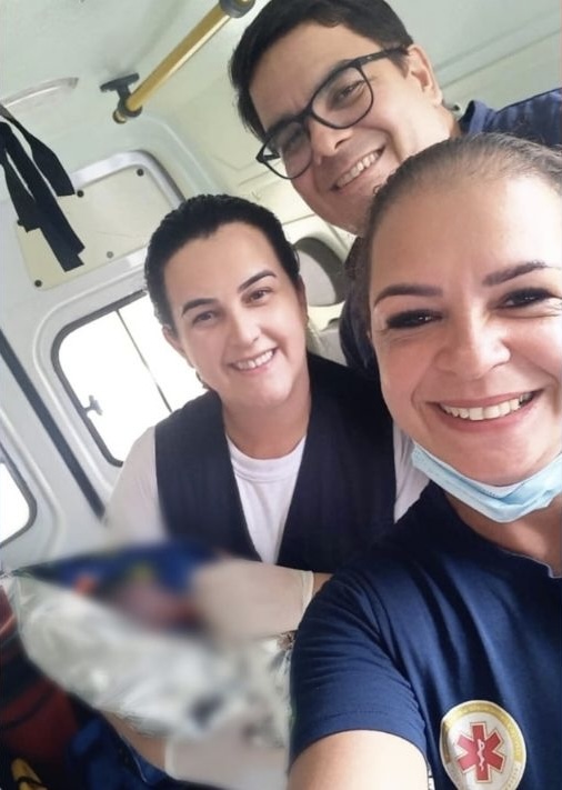 Equipe do SAMU realiza parto de emergência na região da Palmeirinha e salva mãe e bebê. Ocorrência emocionante mostra a importância do atendimento ágil em casos críticos.