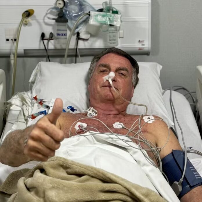 Bolsonaro segue na UTI após cirurgia de 12 horas para tratar obstrução intestinal causada por aderências. Procedimento foi bem-sucedido, mas recuperação exige cuidados intensivos.