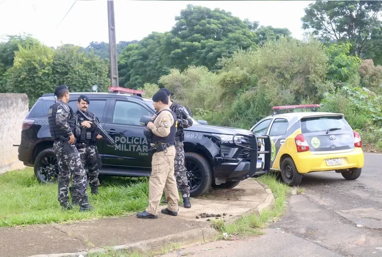 Jovem esfaqueado e autor preso em flagrante após desentendimento no bairro Contorno, em Ponta Grossa. Crime teria sido motivado por rixa antiga.
