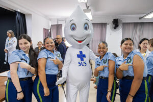 Vacinação nas escolas facilita acesso dos alunos às doses necessárias e incentiva a prevenção de doenças entre os jovens.