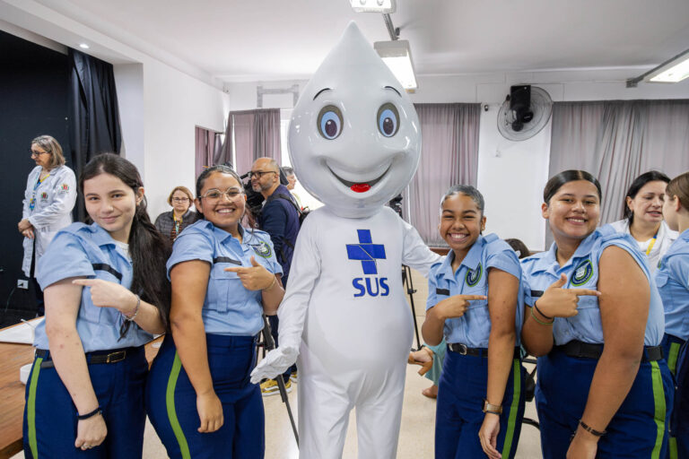 Vacinação nas escolas facilita acesso dos alunos às doses necessárias e incentiva a prevenção de doenças entre os jovens.