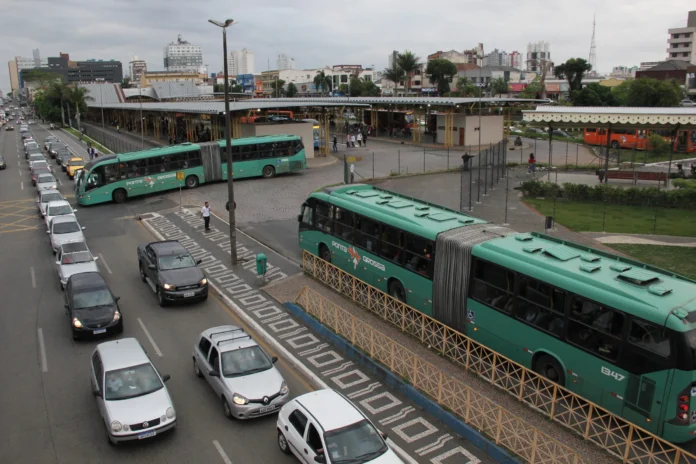 Contrato com a VCG é prorrogado por mais um ano em Ponta Grossa. Nova licitação segue suspensa por decisão judicial e 25 ônibus devem ser renovados.