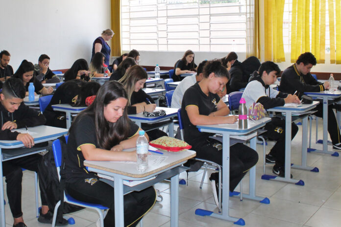Isenção da taxa do Enem 2025 pode ser solicitada até 25 de abril por estudantes da rede pública ou com baixa renda. Veja quem tem direito.