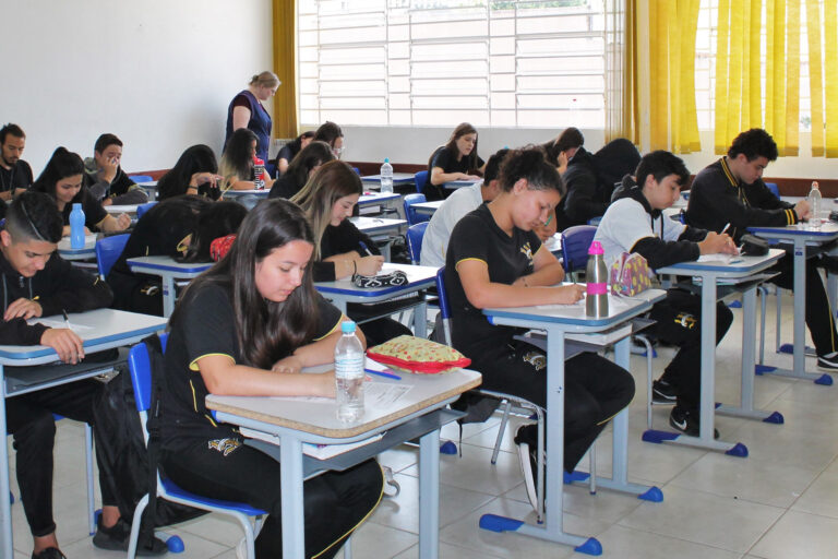 Isenção da taxa do Enem 2025 pode ser solicitada até 25 de abril por estudantes da rede pública ou com baixa renda. Veja quem tem direito.