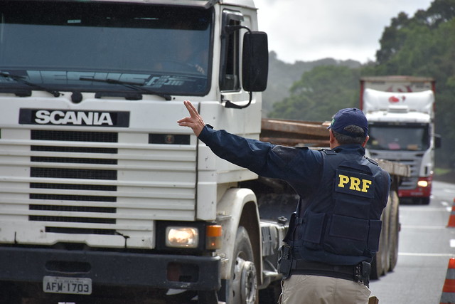 PRF intensifica fiscalização nas rodovias durante a Semana Santa com foco na segurança e redução de acidentes. Operação segue até segunda-feira (21).