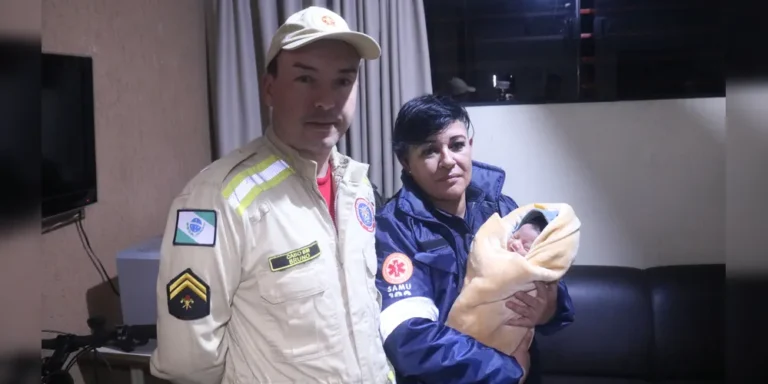 Bombeiros salvam bebê de 3 dias após afogamento com leite materno em Ponta Grossa. Criança foi atendida com manobras de desobstrução e passa bem.