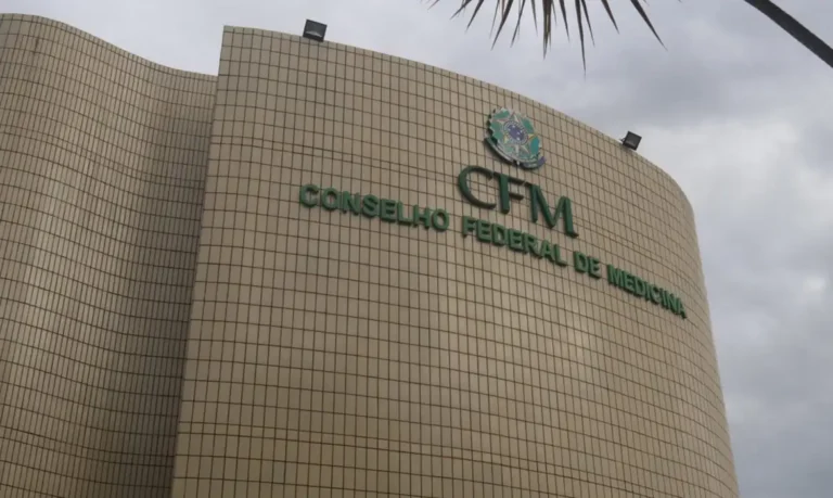 O CFM publicou novas regras sobre tratamentos para incongruência e disforia de gênero, proibindo bloqueadores hormonais para menores e restringindo a terapia hormonal cruzada.
