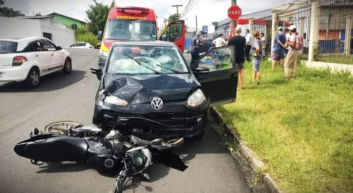 Vaquinha solidária ajuda motociclista que fraturou a perna em acidente grave em Ponta Grossa. Ele é o provedor da casa e está afastado do trabalho.