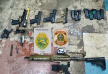 PF flagra arsenal e drogas escondidos no tanque de combustível de uma camionete com placa do Paraguai. Um homem foi preso em flagrante no Paraná.