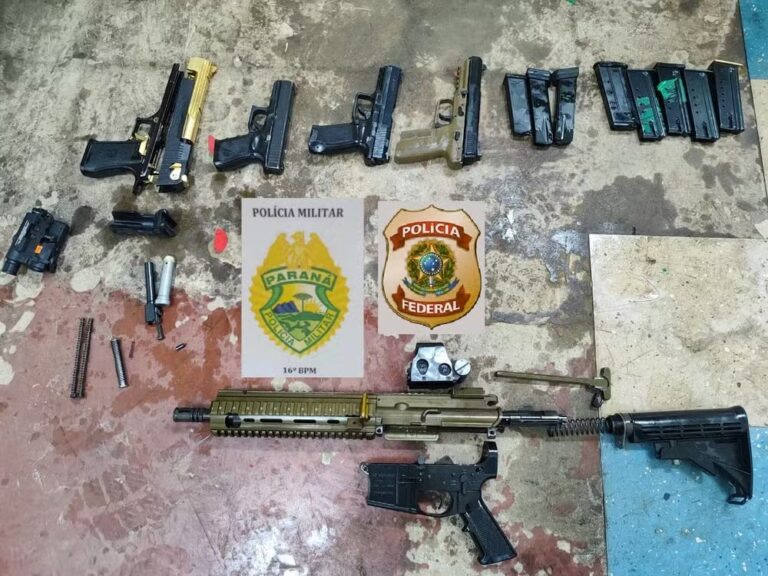 PF flagra arsenal e drogas escondidos no tanque de combustível de uma camionete com placa do Paraguai. Um homem foi preso em flagrante no Paraná.