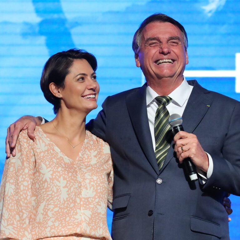 Michelle convoca jejum e orações pela recuperação de Bolsonaro, que segue internado na UTI após cirurgia no intestino. Ex-presidente está em estado estável.