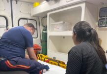 GCM salva bebê de 7 dias engasgado com leite no bairro de Uvaranas. Ação rápida do agente Secco evitou uma tragédia e garantiu o socorro imediato à criança.