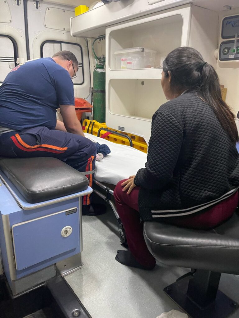 GCM salva bebê de 7 dias engasgado com leite no bairro de Uvaranas. Ação rápida do agente Secco evitou uma tragédia e garantiu o socorro imediato à criança.