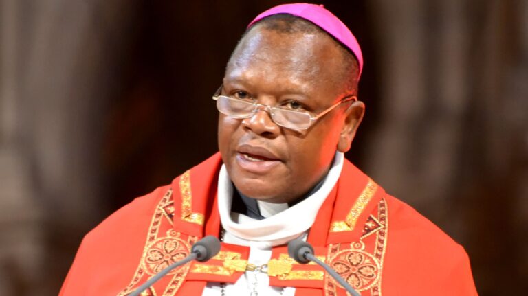 Cardeal Fridolin Ambongo Besungu é cotado para suceder o papa Francisco. Arcebispo de Kinshasa, ele representa uma Igreja voltada às periferias e ao ativismo social.