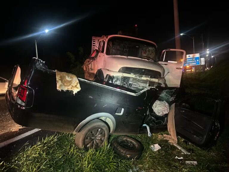 Motorista de funerária morre em colisão frontal com caminhão na BR-277, em Porto Amazonas. PRF, Bombeiros e Polícia Científica atenderam a ocorrência.