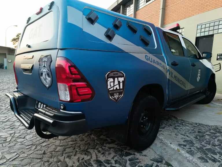 GCM prende homem por agressão familiar em Ponta Grossa após episódio de violência contra a própria mãe e irmã no bairro Neves. Suspeito foi encaminhado à delegacia.