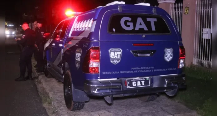 Homem fica em estado grave após ataque com foice no bairro Uvaranas, em Ponta Grossa. Ele foi atingido nas costas e teve o pulmão perfurado. Suspeito tem mandado de prisão por pensão.