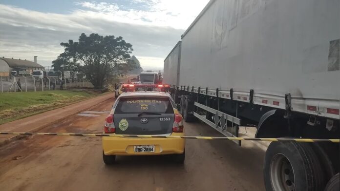 Discussão no trânsito termina em duplo homicídio no Distrito Industrial de Ponta Grossa. Gilberto e Josiel Vasconcelos, caminhoneiros de Balsa Nova, foram mortos a facadas.
