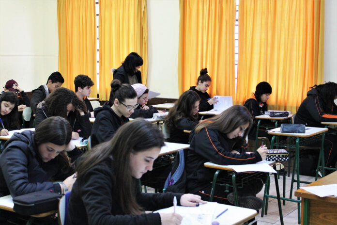 Isenção no Enem 2025 pode ser solicitada até as 23h59 desta sexta-feira (25). Medida garante acesso gratuito a estudantes de baixa renda e da rede pública.