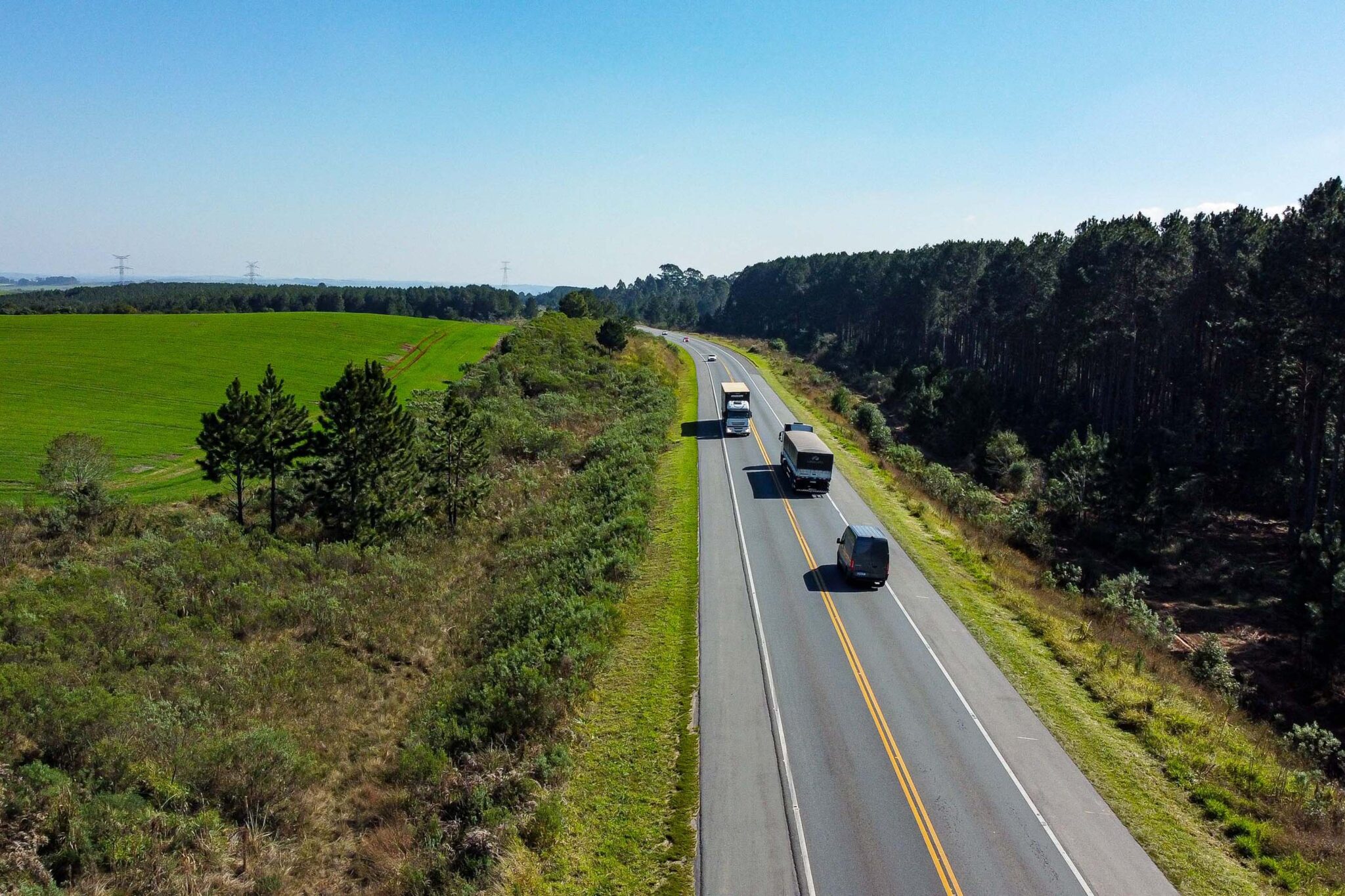 O Paraná inicia em maio a duplicação de trechos de importantes rodovias que vão melhorar a infraestrutura do estado. Ações devem impactar tarifas e tráfego até 2027.