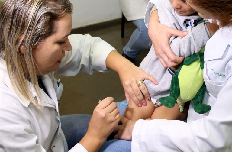 A vacinação contra o sarampo é reforçada no Paraná após casos em outros estados. Secretaria de Saúde alerta para os riscos e amplia ações preventivas.