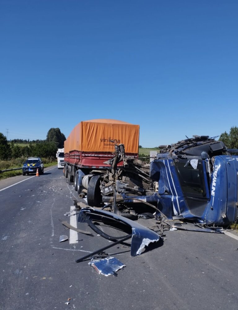 Caminhoneiro sai ileso de cabine destruída em acidente entre dois caminhões na BR-376, no
