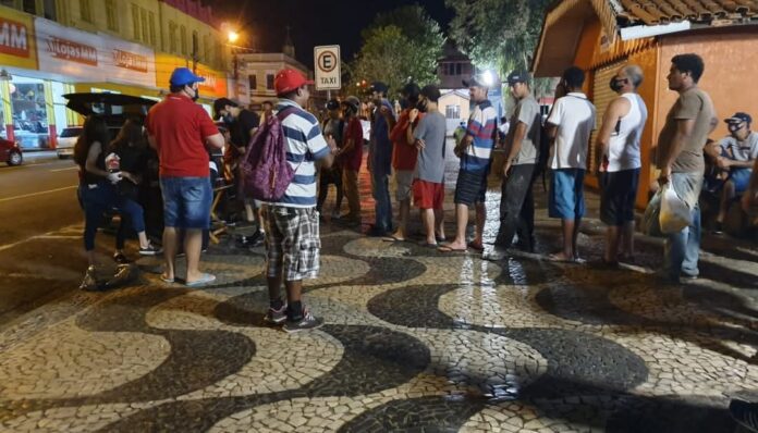 O projeto Gueto em Movimento transforma cultura em solidariedade com refeições semanais para pessoas em situação de rua em Ponta Grossa. A iniciativa une hip hop, doações e voluntariado.