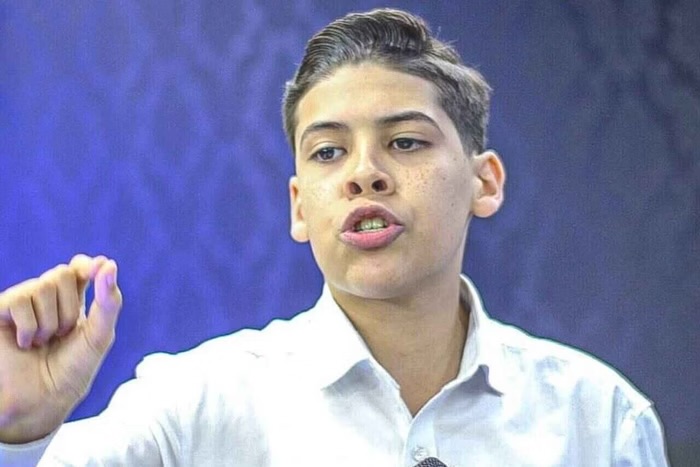 O “pastor mirim” Miguel Oliveira foi proibido de pregar em igrejas e nas redes sociais por tempo indeterminado. Decisão ocorreu após reunião com o Conselho Tutelar e envolve denúncias de exploração da fé e ameaças ao adolescente.