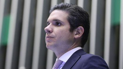 Renúncia de Zambelli e convocação de suplente marcam a Câmara