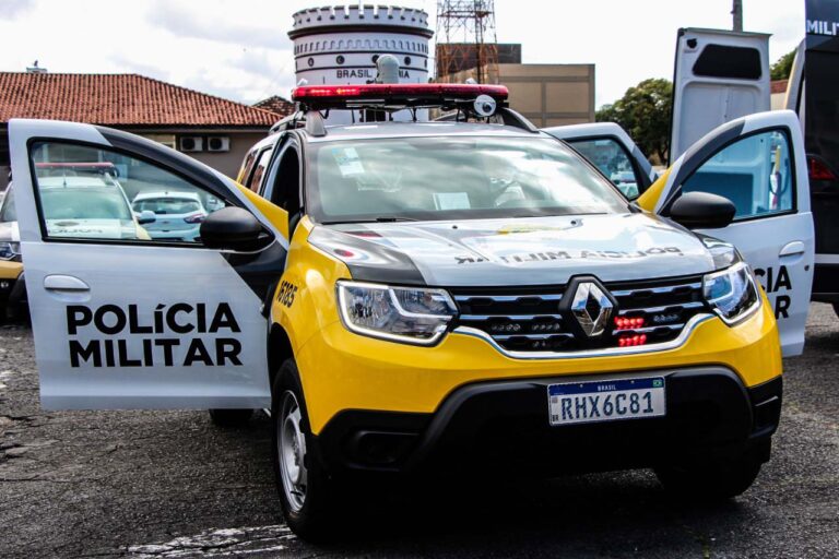 Um homem de 32 anos foi detido após agredir sua companheira, atacar policiais militares com socos e chutes e danificar a viatura da PM, no bairro Contorno, em Ponta Grossa.