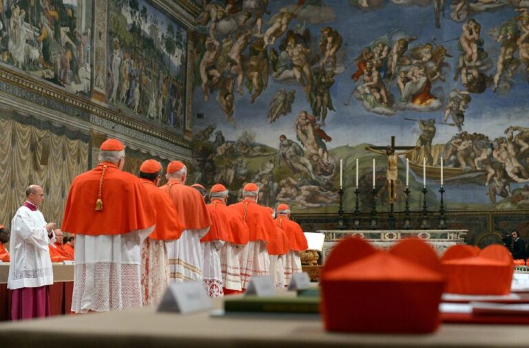 Começou o conclave que vai escolher o novo papa. Reunidos na Capela Sistina, cardeais de todo o mundo seguem em votação secreta. Saiba o que acontece a cada etapa.