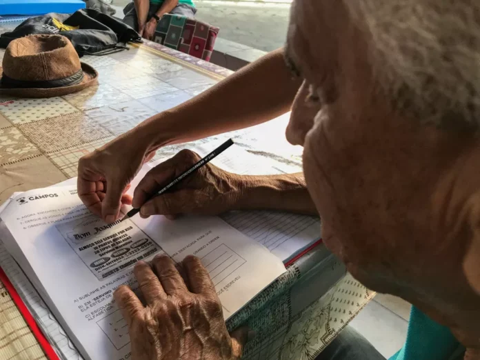 Três em cada dez brasileiros entre 15 e 64 anos são analfabetos funcionais. Estudo do Inaf alerta para a urgência de políticas públicas na educação.