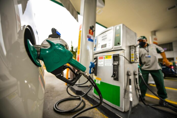 Petrobras anuncia nova redução no preço do diesel, com queda de R$ 0,16 no litro vendido às distribuidoras. Medida pode impactar o custo de produtos e alimentos.