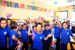 Câmara de Ponta Grossa aprova projeto que proíbe músicas impróprias em escolas e eventos voltados a crianças e adolescentes. Proposta visa proteger a formação moral dos menores.