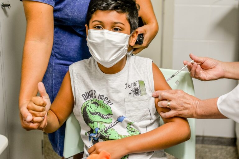 Vacinação infantil contra a Covid-19 foi reforçada no Paraná com 80 mil doses da Pfizer Baby. As vacinas serão distribuídas para todas as Regionais de Saúde ainda nesta semana.