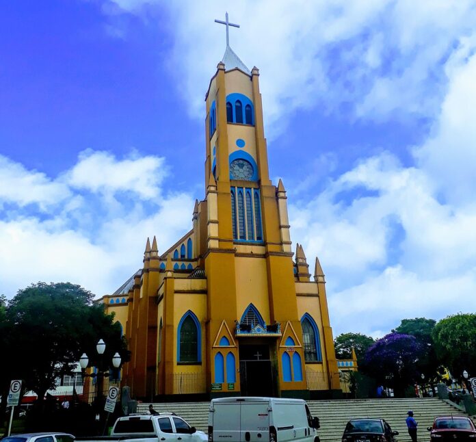 Igreja dos Polacos inicia pintura externa como parte de obras de restauração para valorizar o patrimônio histórico e religioso de Ponta Grossa.