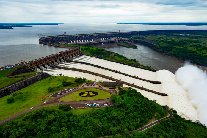 Ponta Grossa pode perder acesso a recursos da Itaipu por dois anos devido a falhas no cumprimento de prazos de convênio ambiental. Prefeitura nega ter sido notificada oficialmente.